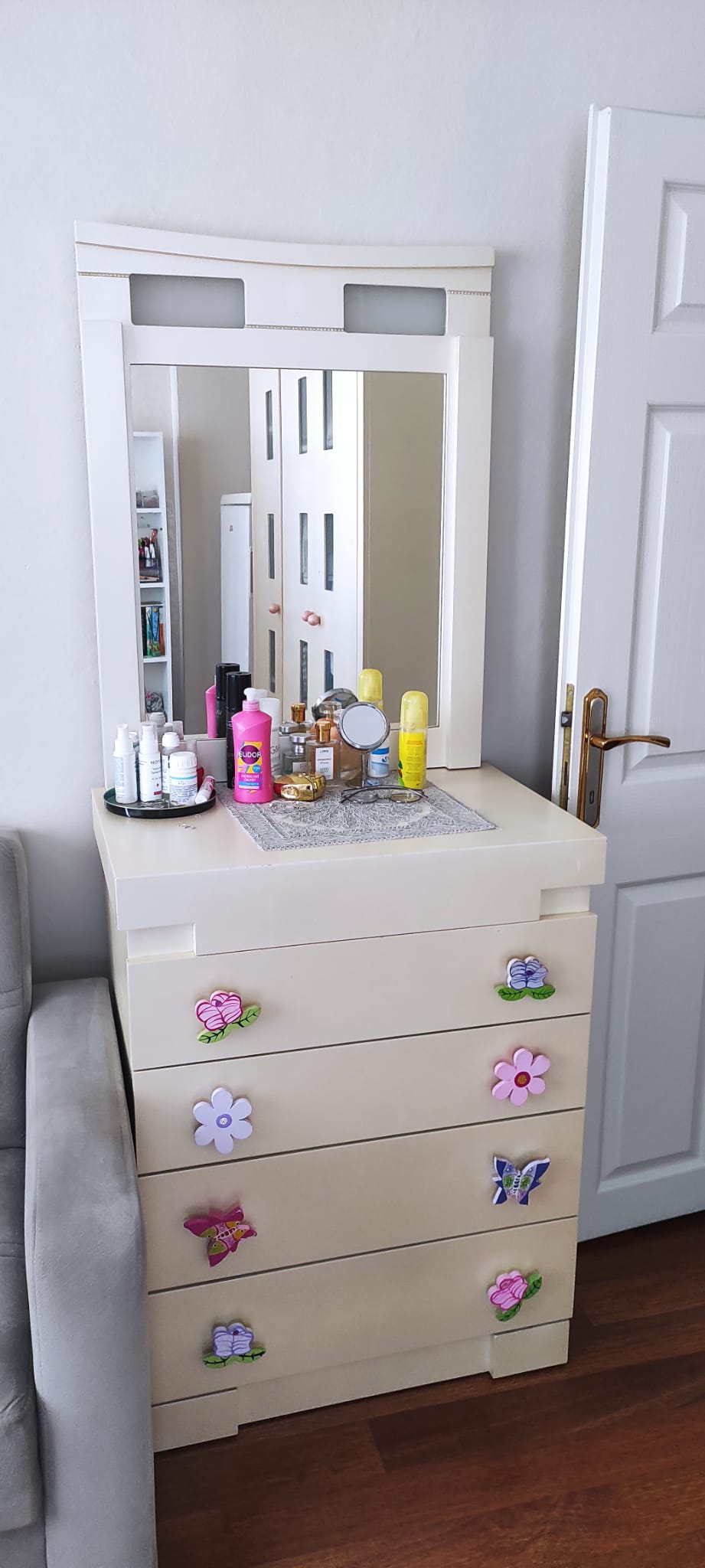 5 çekmeceli çilek şifonyer